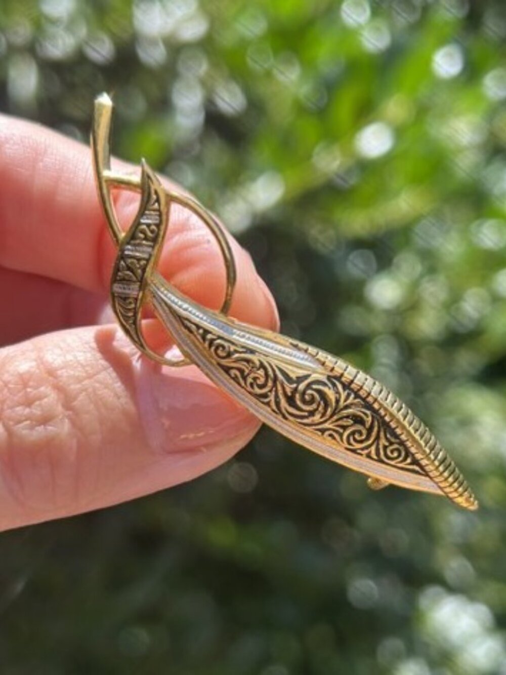 DAMASCENE TOLEDO Style Gold Leaf/Knife Shaped BROOCH